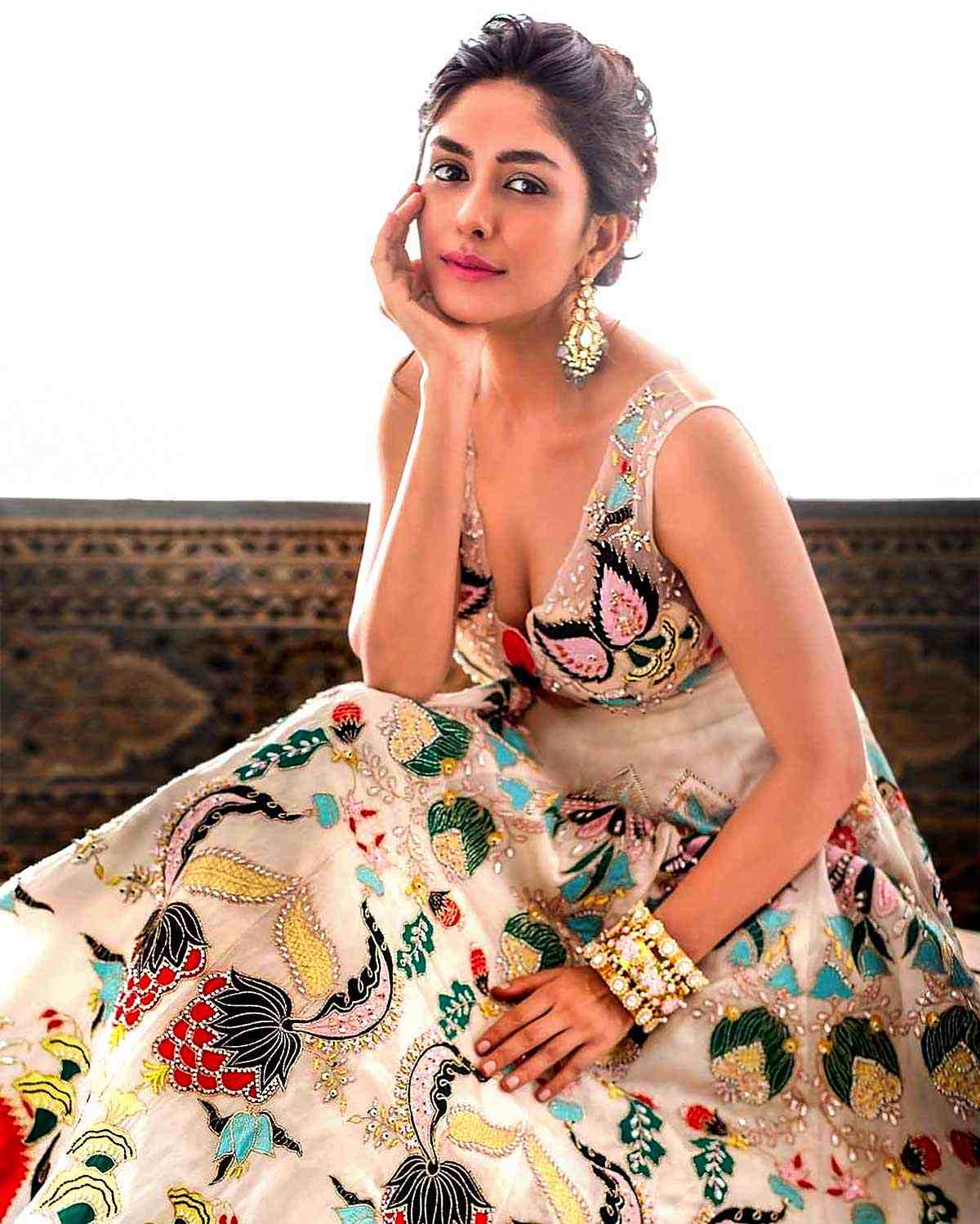 Mrunal Thakur Pic